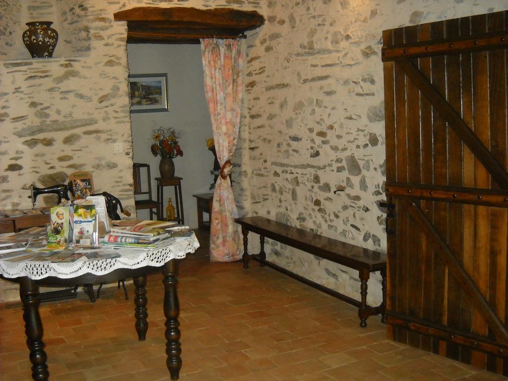Domaine De La Cour Acomodação com café da manhã Sainte-Gemme-dʼAndigné Exterior foto