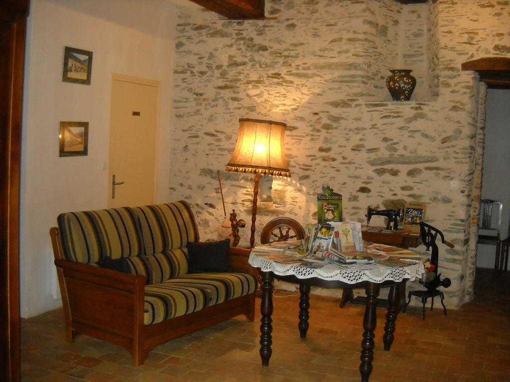 Domaine De La Cour Acomodação com café da manhã Sainte-Gemme-dʼAndigné Exterior foto