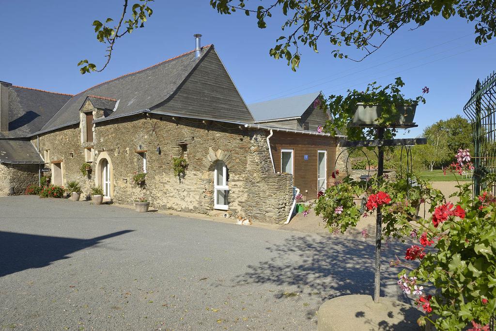 Domaine De La Cour Acomodação com café da manhã Sainte-Gemme-dʼAndigné Exterior foto